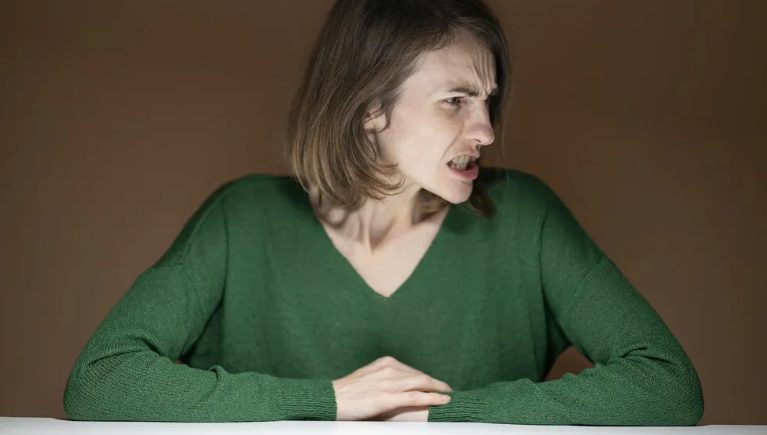 חמותי לעתיד סיפרה לאחיי הקטנים היתומים שהם עומדים להישלח בקרוב למשפחה חדשה – אז לימדנו אותה את השיעור הקשה ביותר בחייה.