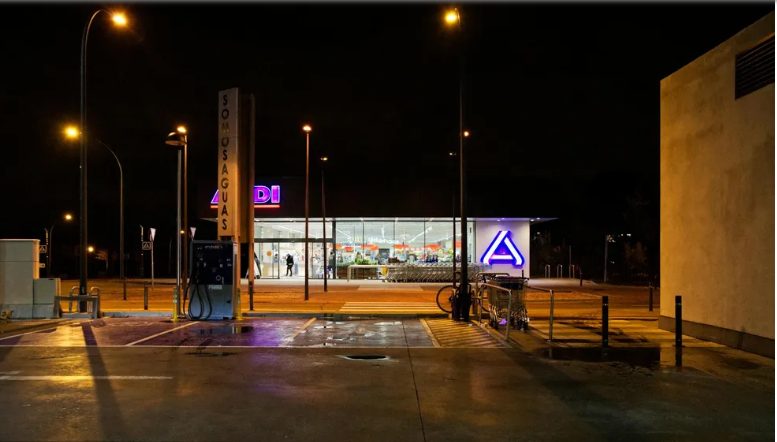 נתתי אוכל לווטרן רעב ולכלב שלו – חודש אחר כך הבוס שלי גרר אותי בזעם למשרדו, וכל חיי התהפכו.