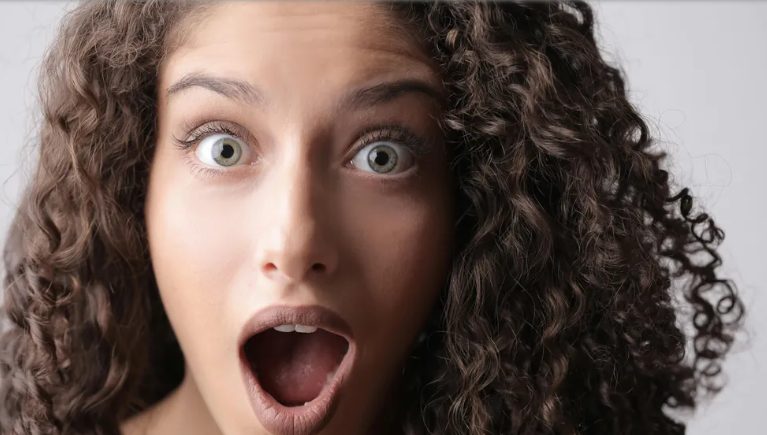 כלתי החדשה הביכה את נכדתי בגלל מתנה „זולה” – היא לא ציפתה ל„הפתעה” שהכנתי לה.