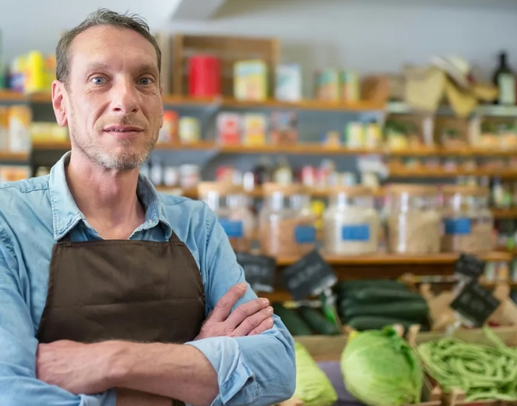 אישה מפונקת לעגה לי כי עבדתי כקופאי בסופרמרקט – כמה דקות אחר כך, היום הזה הפך לאחד החשובים ביותר בחיי.