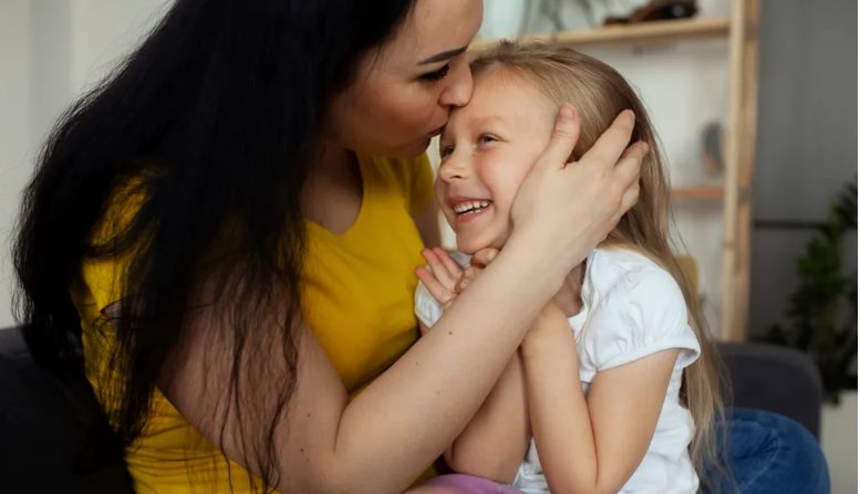 אימצתי את בתה של חברתי הטובה ביותר אחרי מותה הפתאומי – כשהילדה מלאו לה 18, היא אמרה לי: „ת Packי את החפצים שלך!״