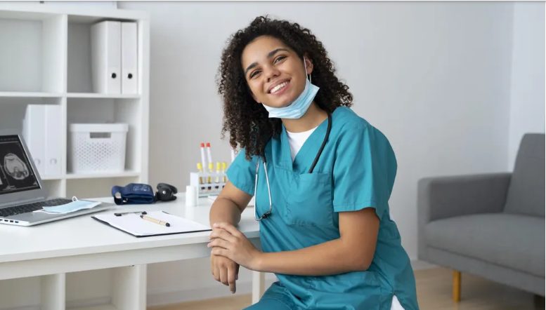 המטפלת החדשה שלנו יצאה ל„טיול” עם אמא שלי – כשבדקתי את מצלמת האינטרקום, נעתקה נשימתי.