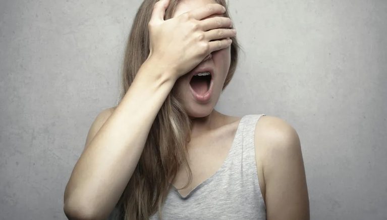 חמותי אמרה לנשים במשפחה שלה ללבוש לבן לחתונה שלי – היא ציפתה שאקרוס, אבל הנאום שלי השאיר את כולם המומים.