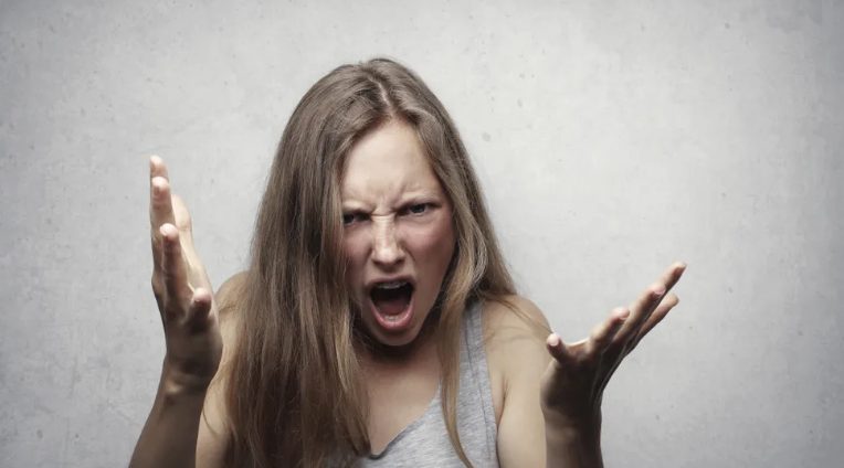 הבעל עקב אחרי אשתו ותפס אותה עם גבר בחצי מגילה – „חכה, אני יכול להסביר!” אמר הזר.