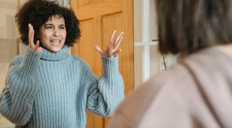 אחותי זרקה אותי מהבית של סבתא שירשה – אבל היא לא ידעה על הסוד של סבתא.