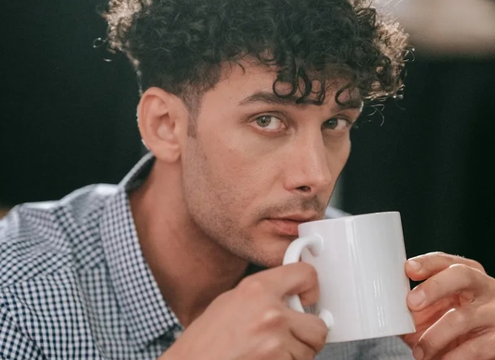 בעלי השתמש בי כעוזרת בית ומטפלת לילדים שלו, לכן התגרשתי ממנו – 16 שנים מאוחר יותר קיבלתי הודעה מבתו שהביאה אותי לבכות.