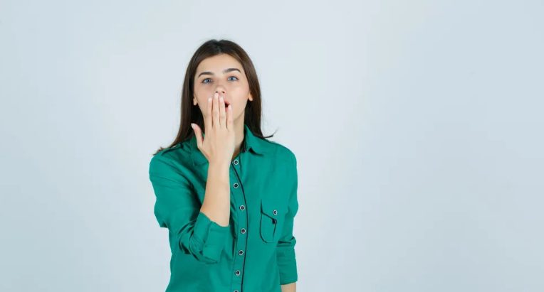 עזרתי לקשישה שנפלה בסופר והתפוחים שלה נפלו – למחרת אנשי האבטחה גררו אותי לחדר האחורי.