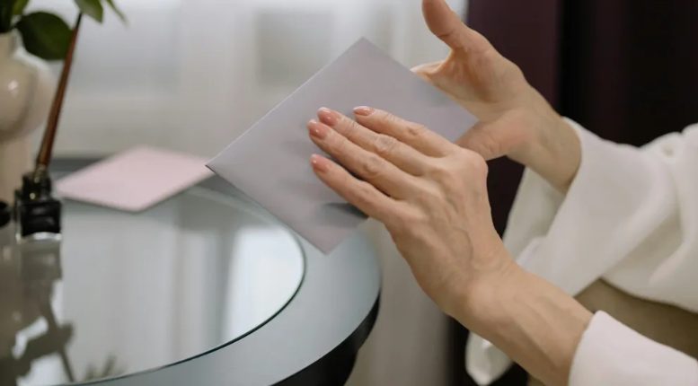 אחותי זרקה אותי מהבית של סבתא שירשה – אבל היא לא ידעה על הסוד של סבתא.