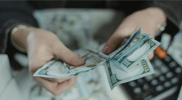 ביתו של בעלי נזקקה לטיפול יקר אחרי תאונה – שנה אחר כך גיליתי לאן באמת הלך הכסף.