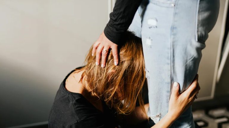 חשבתי שנישאתי למשפחה האוהבת ביותר – עד שהצעה בלתי נתפסת שינתה הכול. מה שהתחיל כמעשה נדיבות מצד חמותי הפך לקרב של חיינו.
