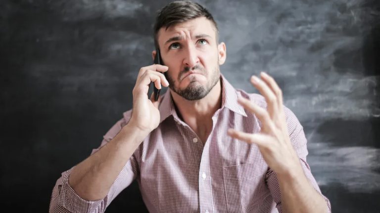 חשבתי שנישאתי למשפחה האוהבת ביותר – עד שהצעה בלתי נתפסת שינתה הכול. מה שהתחיל כמעשה נדיבות מצד חמותי הפך לקרב של חיינו.