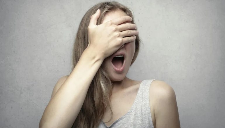 חותנתי אמרה לנשים במשפחתה ללבוש לבן בחתונה שלי – היא ציפתה שאתמוטט, אבל הנאום שלי הדהים את כולם.