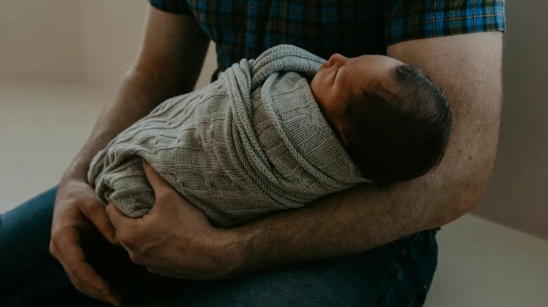 בעלי הבטיח שיטפל בתינוק אם אביא אחד – אבל אחרי הלידה אמר לי שאני צריכה להתפטר מהעבודה.