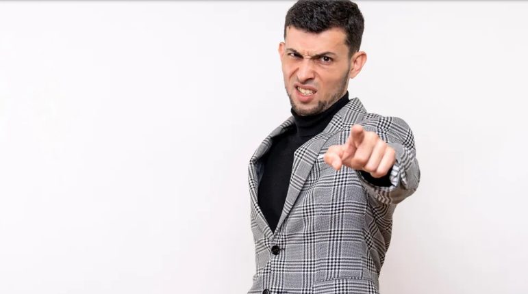 עמדתי לצדה של מנקה מבוגרת בבית קפה כשגבר עשיר לעג לה – למחרת המנהל שלי זימן אותי למשרד שלו.