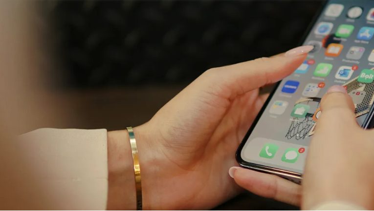סבתא ביקשה ממני להזיז את השושנה האהובה עליה שנה אחרי מותה – לא ציפיתי לגלות מה היא הסתירה מתחתיה