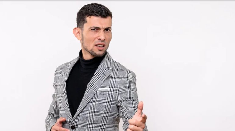 הגעתי למלון וראיתי את בעלי עם אישה אחרת – כמעט התעלפתי כששמעתי את האמת