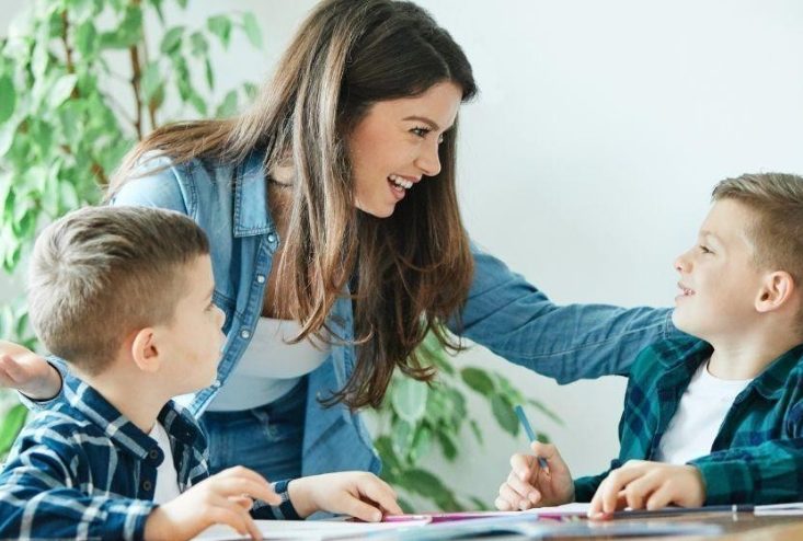 הנחתי פרחים על קבר התאומות שלי כשילד פתאום הצביע על המצבה ואמר: "אמא… הבנות האלה לומדות איתי בכיתה".
