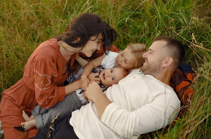 הבת שלי מתה לפני שנתיים — בשבוע שעבר התקשרו מבית הספר ואמרו שהיא במשרד המנהל.