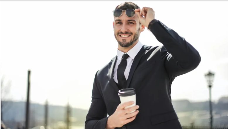 גבר עשיר סירב לתקן את הגדר שלי אחרי שהתנגש בה עם הרולס-רויס שלו — מה שמצאתי למחרת בגינה שלי הותיר אותי ללא מילים.