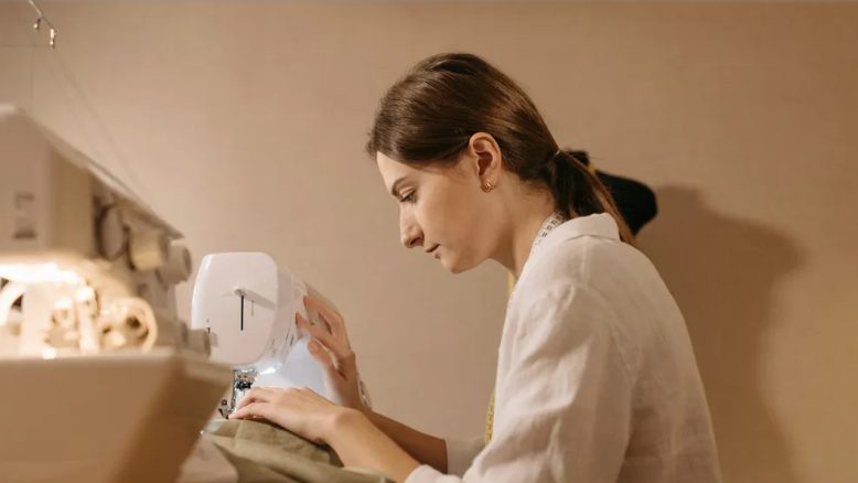 אמא שלי תפרה לי שמלת כלה רק 3 ימים לפני מותה – לא יכולתי לסלוח על מה שקרה איתה זמן קצר לפני הטקס.