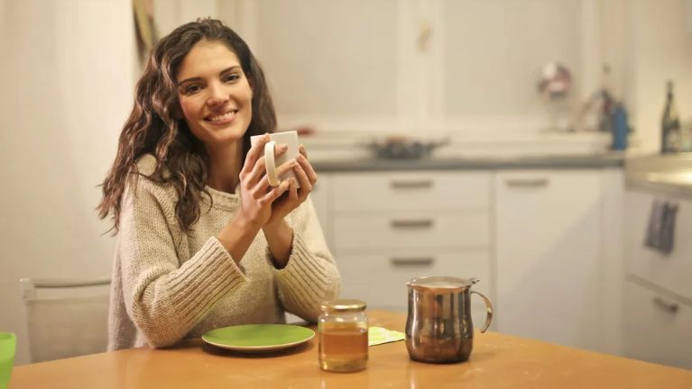 תפסתי את בעלי בוגד איתי עם אחותי החורגת הצעירה – לא צעקתי, אלא הזמנתי אותה אליי למחרת.