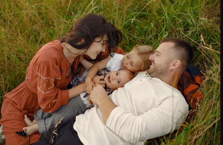 הפכתי לאפוטרופוסית של חמש אחיותיי – שנתיים לאחר מכן אבינו חזר כדי לקחת את הבית שלנו, אבל הוא לא ציפה למלכודת שהכנתי לו.