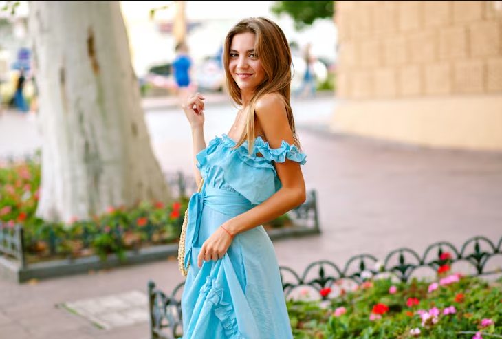 תפרתי שמלה מחולצות של אבא שלי לנשף הסיום לכבודו – חבריי לכיתה צחקו עד שהמנהל לקח את המיקרופון והחדר השתתק.