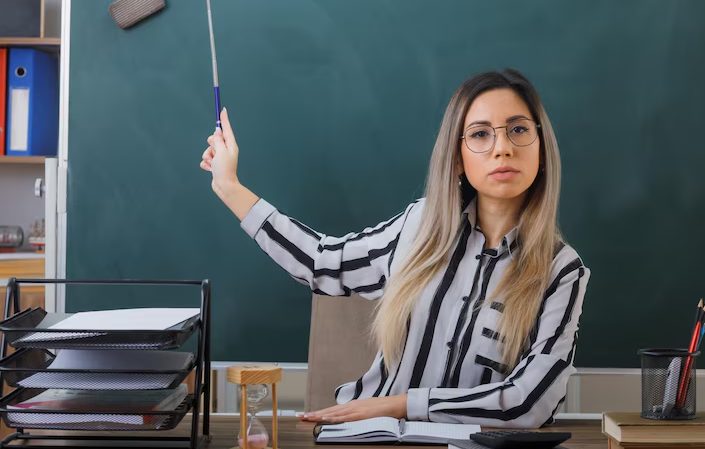 הבריינית שלי מהתיכון הפכה למורה למדעים של בתי – בערב הצגת הפרויקטים היא השפילה את הילדה שלי מול כולם, ולכן סוף סוף העמדתי אותה במקומה.