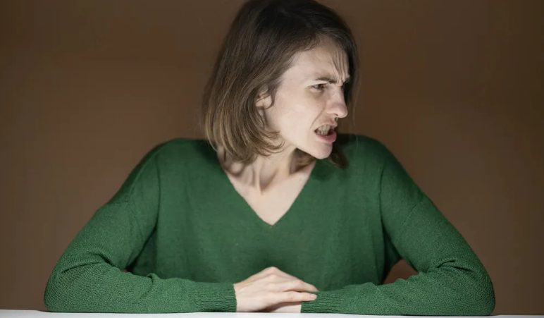 חמותי לעתיד סיפרה לאחיי הקטנים שהתייתמו שהם יישלחו בקרוב למשפחה חדשה — לכן נתנו לה את השיעור הקשה ביותר בחייה.