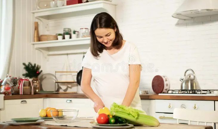 אבי התאומים שלי לעג לי על שהזמנתי סלט קוב ב-5 דולר – שתקתי אבל הקארמה פעלה.
