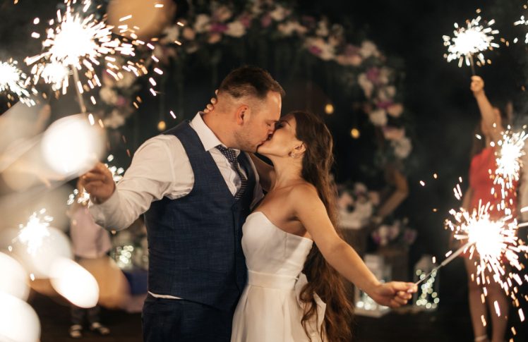 בחתונתי אחותי נכנסה עם ארוסי ואמרה: "הפתעה! אנחנו מתחתנים במקום!" – היא לא הייתה מודעת שהיא נכנסת ישר לתוך התוכנית שלי.