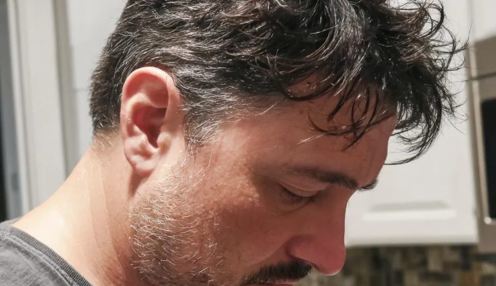 שילמתי 2,500 דולר בכל חודש במשך שנה כדי לכסות את עלויות המגורים הסיעודיים של אמי החורגת – כשגיליתי על מה היא באמת מוציאה את הכסף, החווירתי