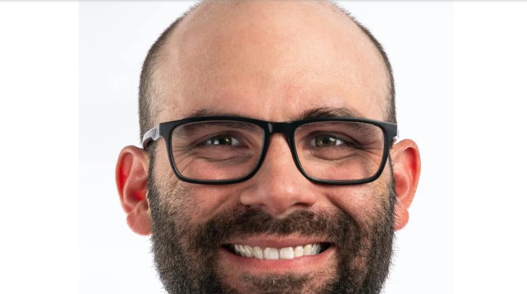 השכן שלי זרק ביצים על המכונית שלי כי חסמתי את הנוף לתצוגת ההאלווין שלו – אז הכנתי לו 'הפתעה' שהוא לא ישכח.