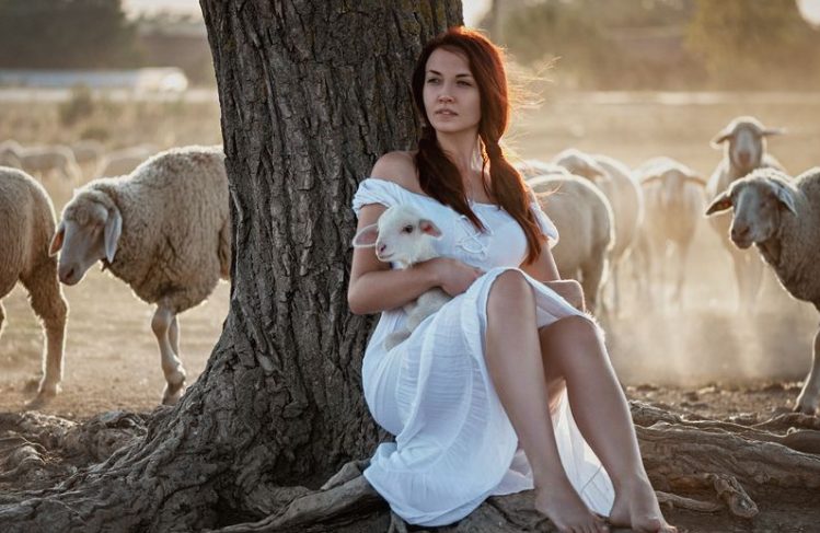 טיפלתי בשכנה הקשישה שלי – אחרי שהיא נפטרה, המשטרה דפקה על דלתי, וכשגיליתי למה, הברכיים שלי כשלו