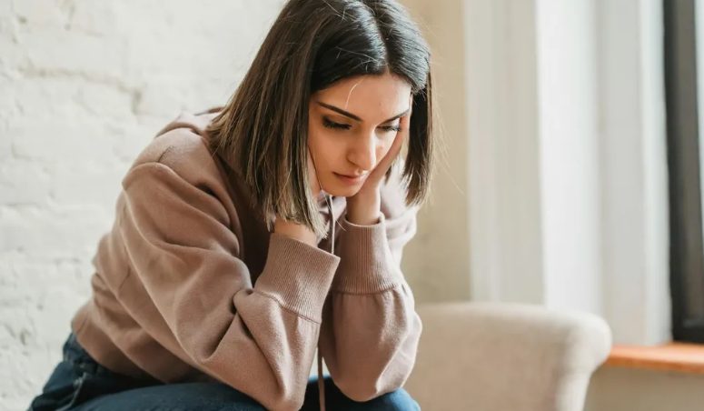 חותנתי לעתיד אמרה לאחיי הקטנים היתומים שהם "יישלחו למשפחה חדשה בקרוב" – אז נתנו לה את השיעור הקשה ביותר בחייה.