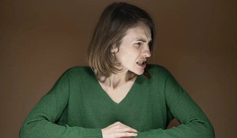 חותנתי לעתיד אמרה לאחיי הקטנים היתומים שהם "יישלחו למשפחה חדשה בקרוב" – אז נתנו לה את השיעור הקשה ביותר בחייה.