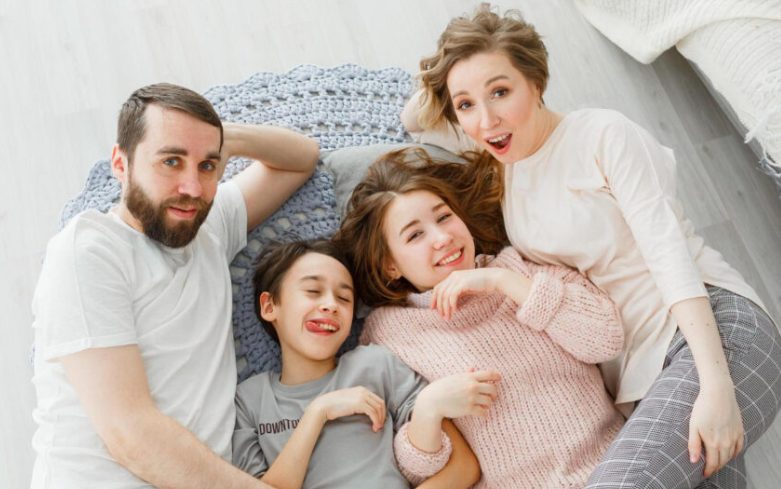 הבת שלי מתה לפני שנתיים – בשבוע שעבר בית הספר התקשר ואמר שהיא נמצאת במשרד המנהל.