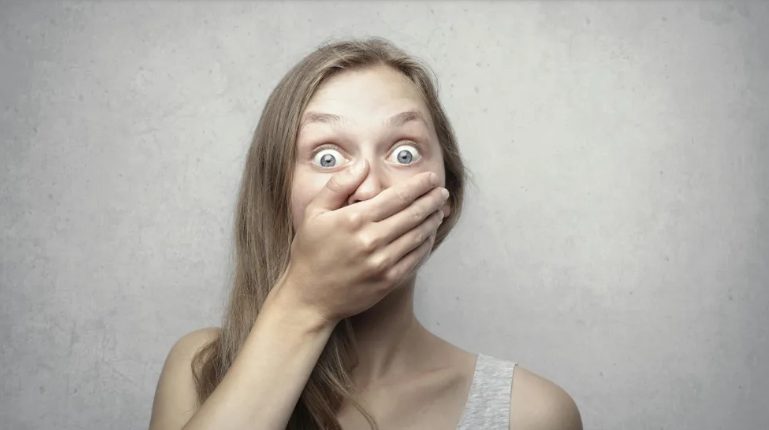 השכן שלי זרק ביצים על המכונית שלי כי חסמתי את הנוף לתצוגת ההאלווין שלו – אז הכנתי לו 'הפתעה' שהוא לא ישכח.