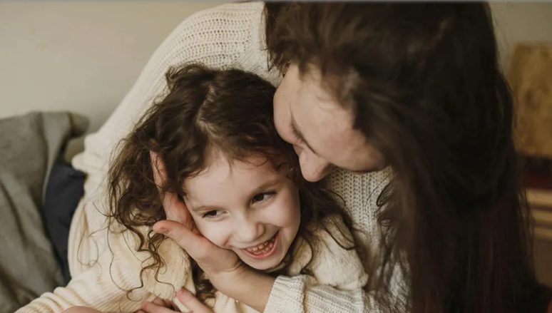 אמא החורגת שלי הרסה את שמלת הנשף של אמי המנוחה – אבל היא לא ציפתה שאבי ילמד אותה לקח.