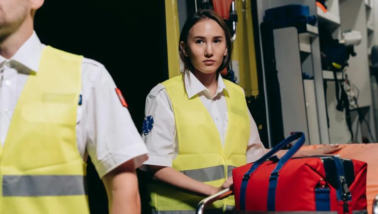 עברית: השכנה שלנו הרסה את בית הגור של הבן שלי — הקארמה הייתה מהירה ממני.