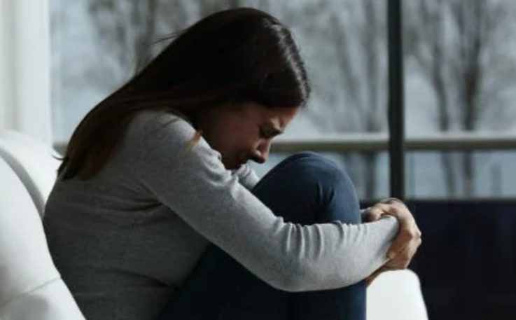 שמרתי על הבטחה אחת לאשתי במשך 10 שנים – עד שזר אחד של פרחים חשף את הסוד שהיא לקחה איתה.