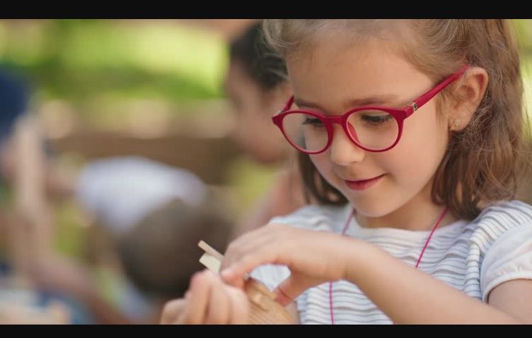 הבת שלי מכרה את אוסף הלגו שלה ב-112 דולר כדי לקנות משקפיים לחברה שלה כי המשקפיים שלה היו שבורים והוחזקו יחד עם סרט הדבקה – מה שקרה ביום למחרת השאיר אותי בדמעות.
