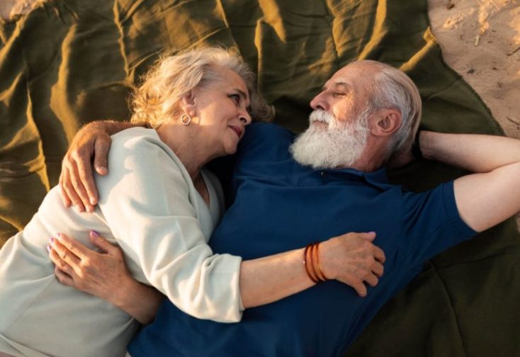 גלללתי את הפייסבוק כשראיתי את התמונה שלי מהקולג' – התברר שהחבר הראשון שלי חיפש אותי במשך 45 שנה.