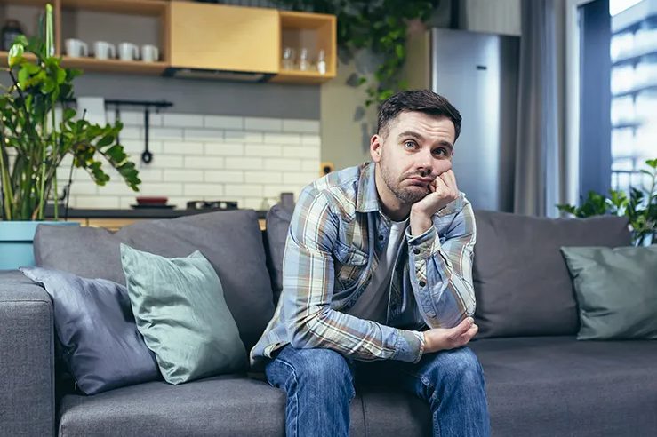 קניתי ספה ישנה במכירת חצר – שלושה ימים אחר כך מישהו ניסה לפרוץ לדירתי בגללה.