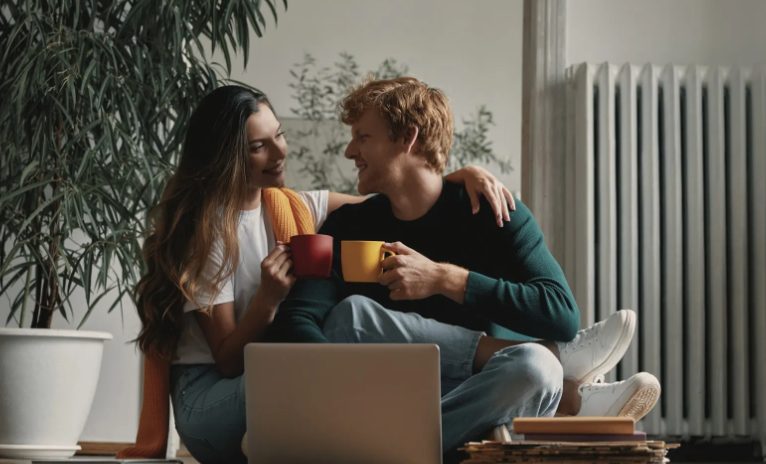 אחרי הניתוח שהשאיר אותי מרותקת למיטה, בעלי התעלם ממני בזמן שאמו בישלה וכיבסה רק בשבילו – ואז השכנה הקשישה שלי התערבה