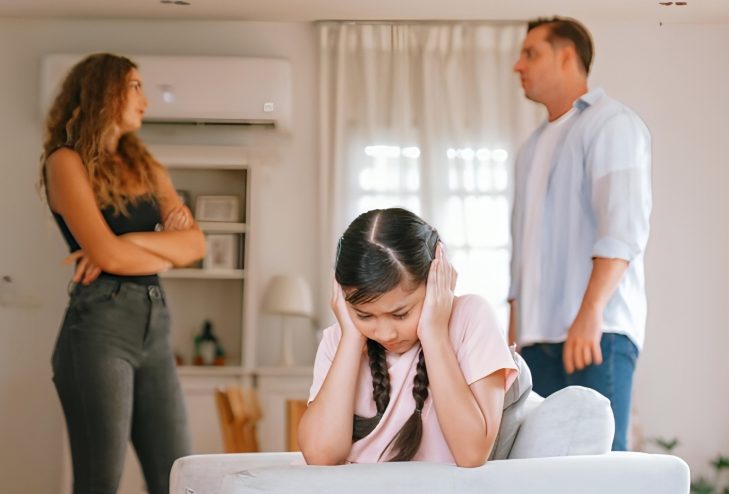 הגבר שהתחתנתי איתו כטובה יצא לחופשי שלוש שנים אחר כך – ואז הוא הופיע עם קופסה שחורה ואמת שלא ראיתי מגיעה.