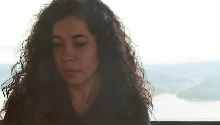 הדיילת שומעת בכי מהשירותים, מוצאת ילד שלא היה ברשימת הנוסעים — סיפור היום