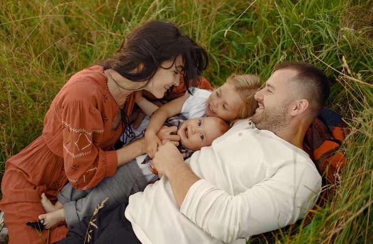 שלושה שבועות אחרי שילדתי את בתי, בעלי אמר שמשפחתו החדשה הופכת אותו למאושר יותר ממני – ואז ראיתי הודעה שלא הייתי אמורה לראות לעולם.