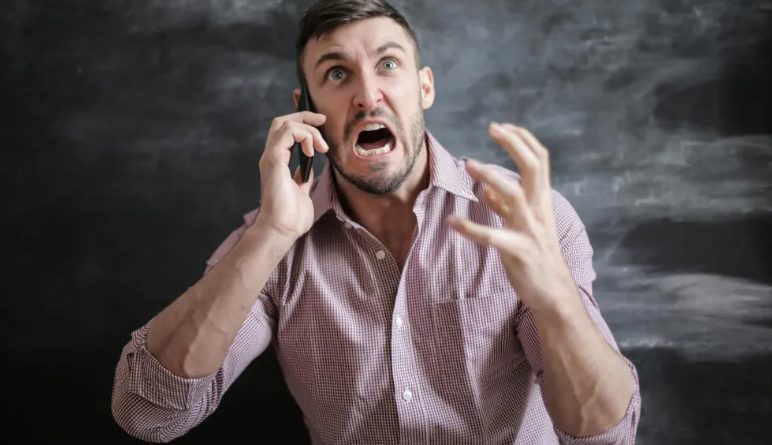 הצלתי ילדה בת 3 במיון וגידלתי אותה כבת שלי – ביום הולדתה ה-18 הגיעה חבילה עם פתק שאמר: 'אתה צריך לדעת מה היא הסתירה ממך.'