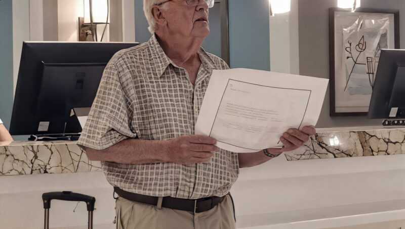 המשפחה שלי השאירה את סבא במלון כדי לא לשלם — הם לא הבינו שאני הנכד הלא נכון להתעסק איתו.